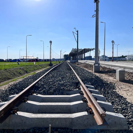 Budowa linii kolejowej z Rzeszowa na lotnisko w Jasionce [sierpień 2023] - fot 21
